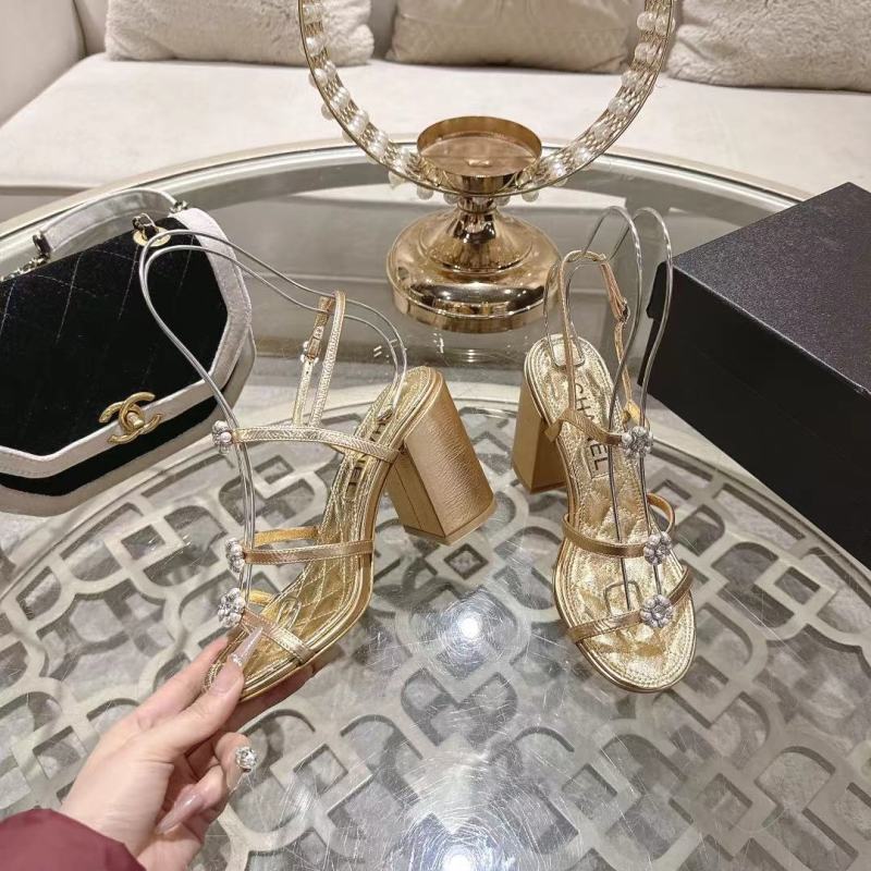 Женские босоножки с цветочным декором на устойчивом каблуке Chanel