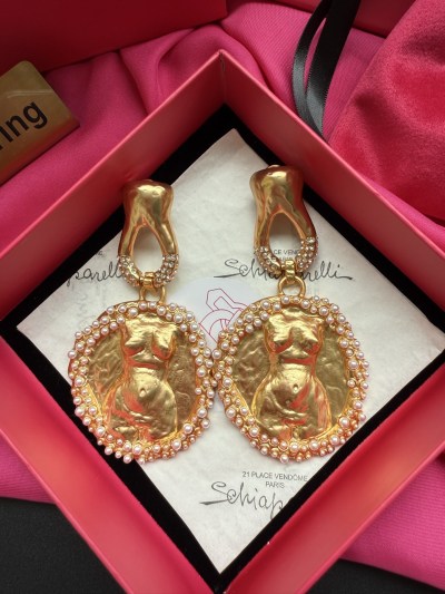 Серьги Schiaparelli с изображением фигуры и жемчугом