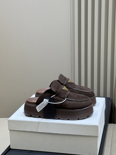 Мюли Prada с золотым логотипом и платформой