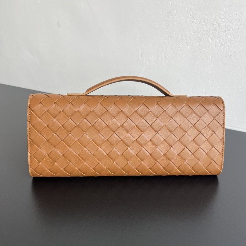 Кожаный клатч с плетеным дизайном и золотой фурнитурой Bottega Veneta