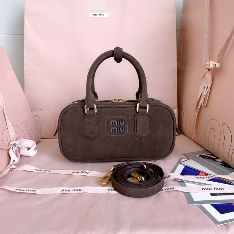 Мини-сумка Miu Miu из замши в стиле боулинг