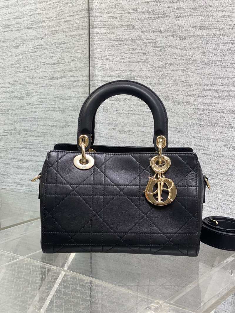Черная сумка Dior Lady Dior с золотой фурнитурой