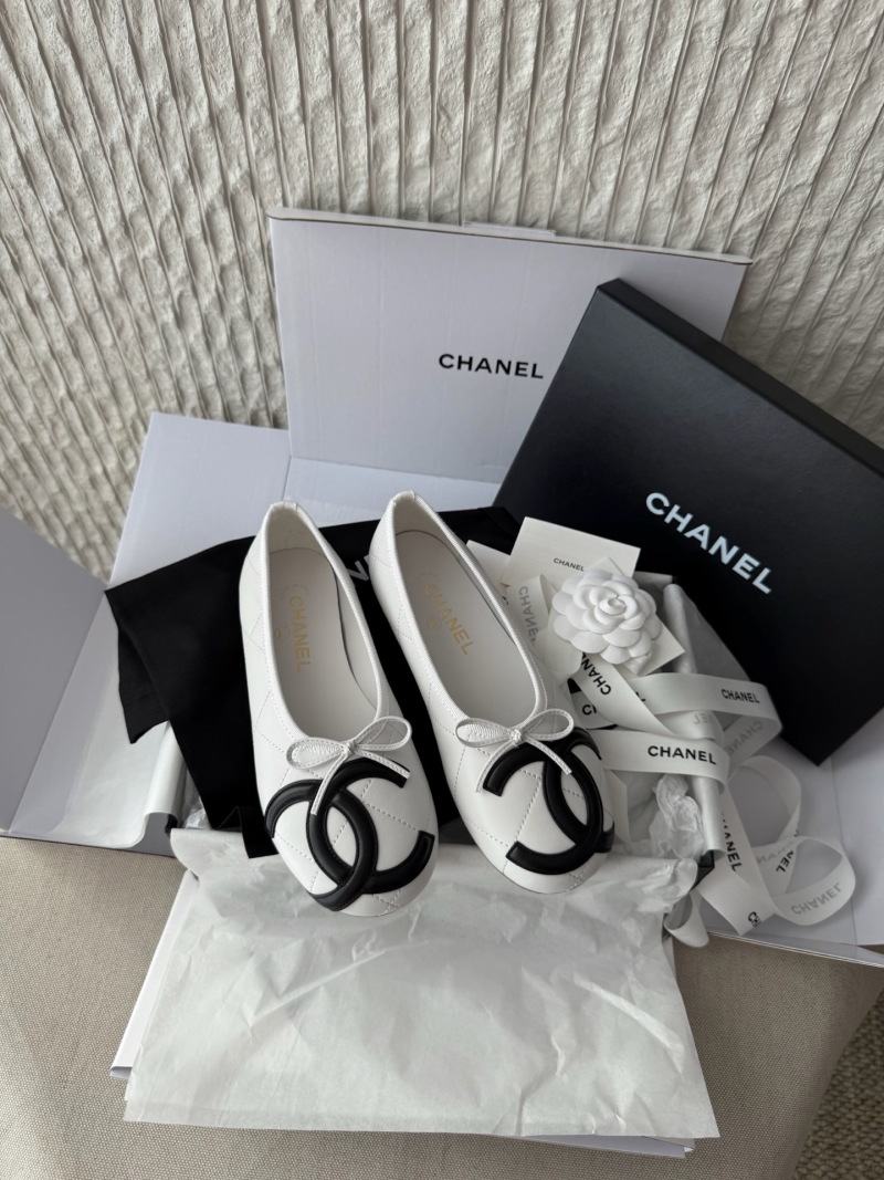 Женские белые балетки с декоративным бантом и монограммой Chanel