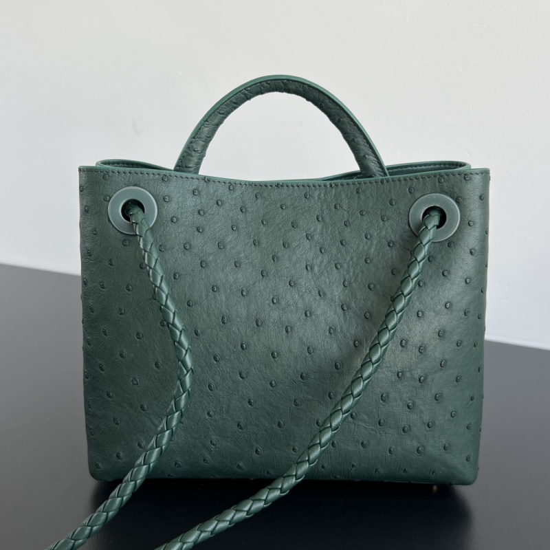 Сумка из страусиной кожи с узлом Bottega Veneta