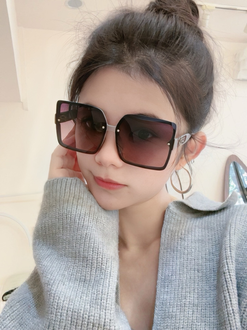 Солнцезащитные очки Dior CD2727