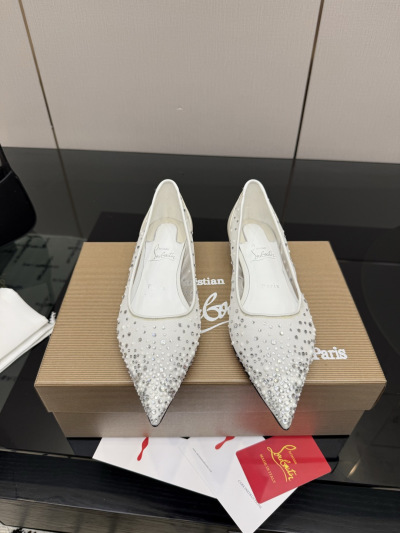 Женские туфли Christian Louboutin белые со стразами