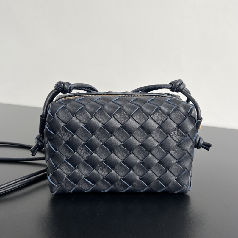 Плетеная кожаная сумка Bottega Veneta мини с плечевым ремнем