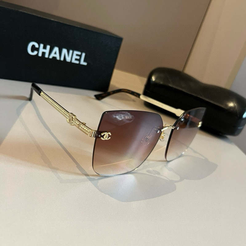 Солнечные очки Chanel с золотой оправой