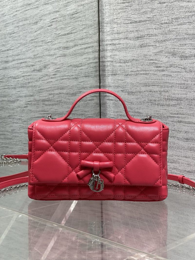 Красная сумка Dior с цепочкой и ручкой