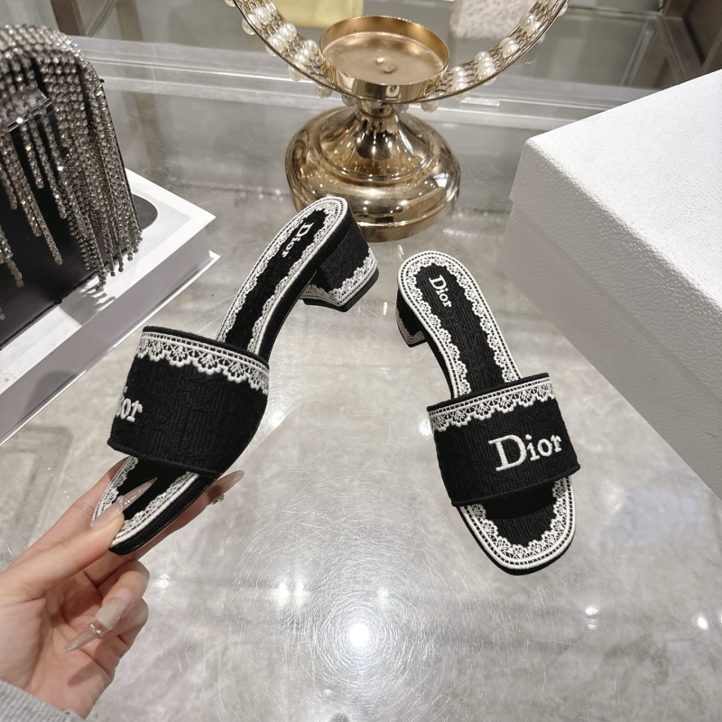 Сандалии Dior с вышивкой и кружевной окантовкой
