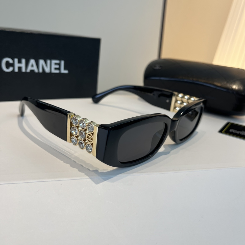 Черные солнцезащитные очки с декоративными элементами на дужках Chanel