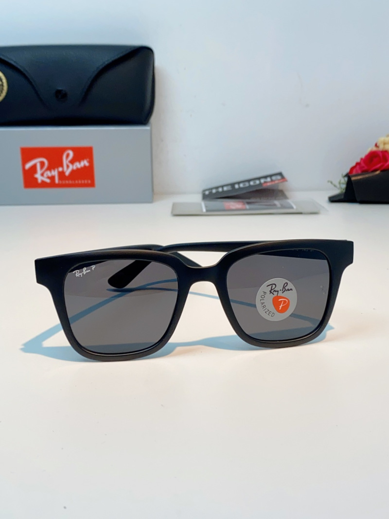 Солнцезащитные очки Ray-Ban RB4323 черные