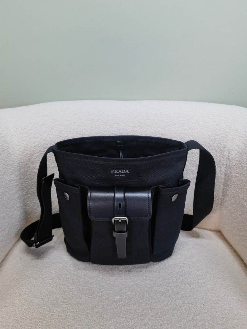 Сумка Prada с кожаным ремешком