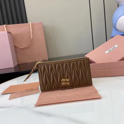 Портмоне Miu Miu с молнией и стеганым дизайном