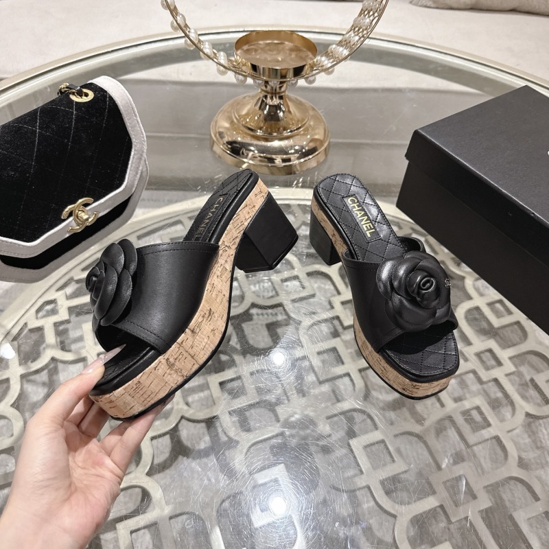 Черные сандалии с камелией на платформе Chanel