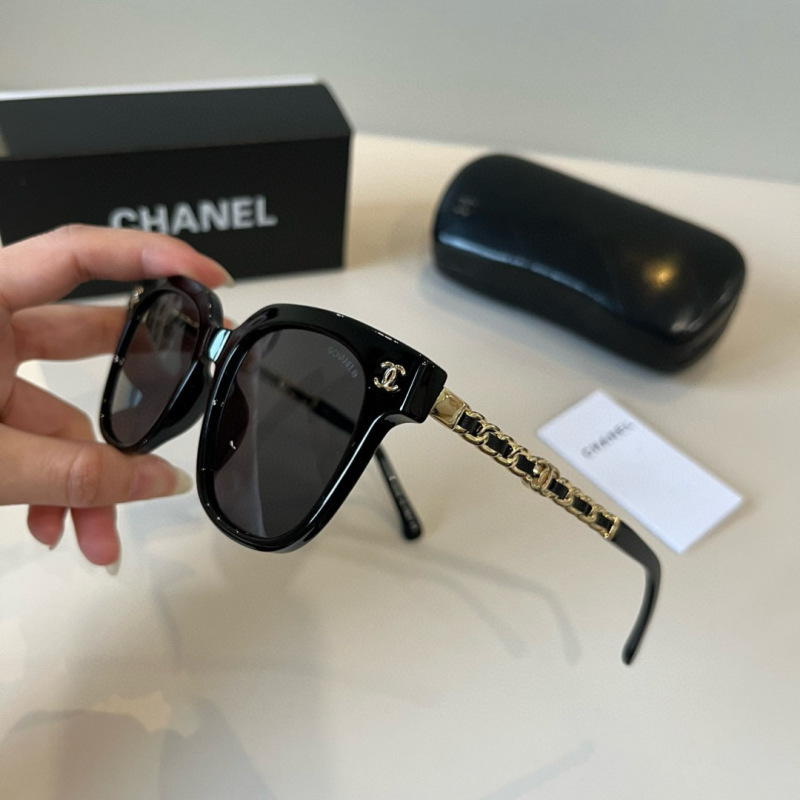 Солнцезащитные очки черные декоративные Chanel