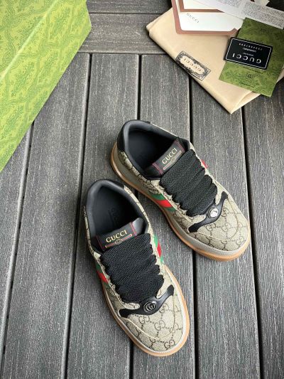 Кроссовки Gucci бежевые с принтом GG и цветной полосой