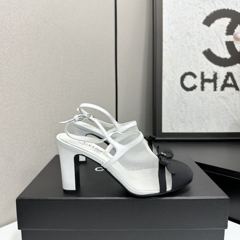 Женские туфли с высоким каблуком и декором Chanel