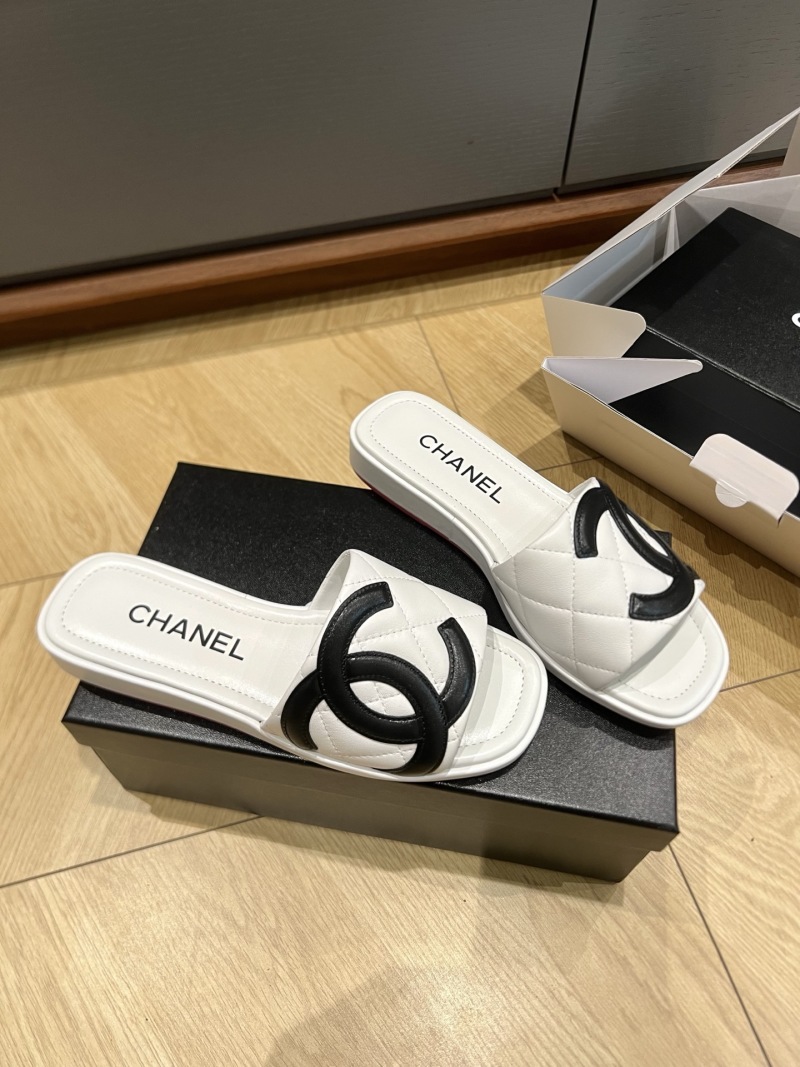 Белые сабо с черным логотипом Chanel
