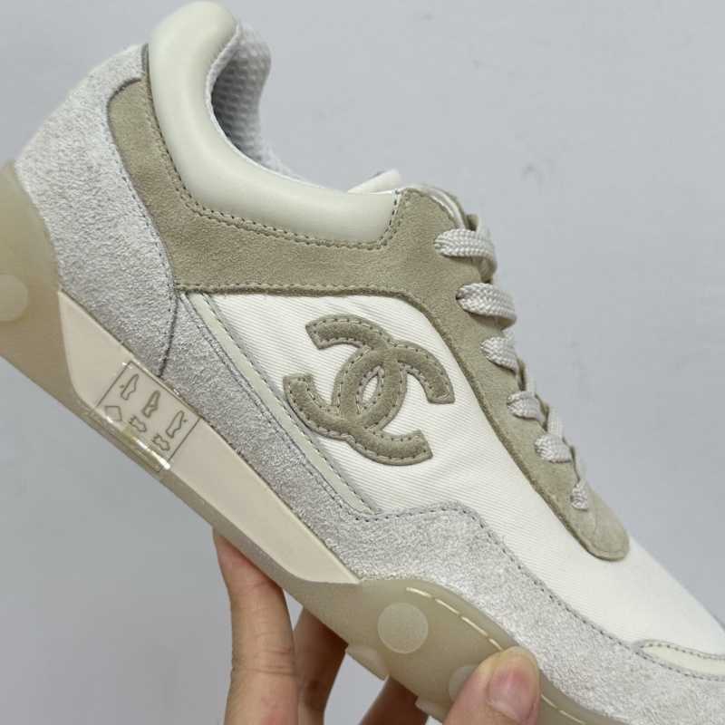 Женские кроссовки из замши и парусины с декоративным логотипом Chanel