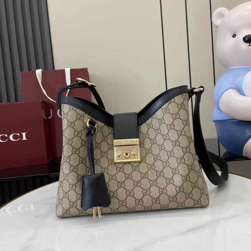 Сумка Gucci с замком и монограммой