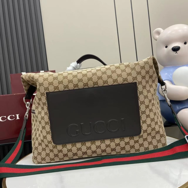 Сумка Gucci с монограммой и плечевым ремнем