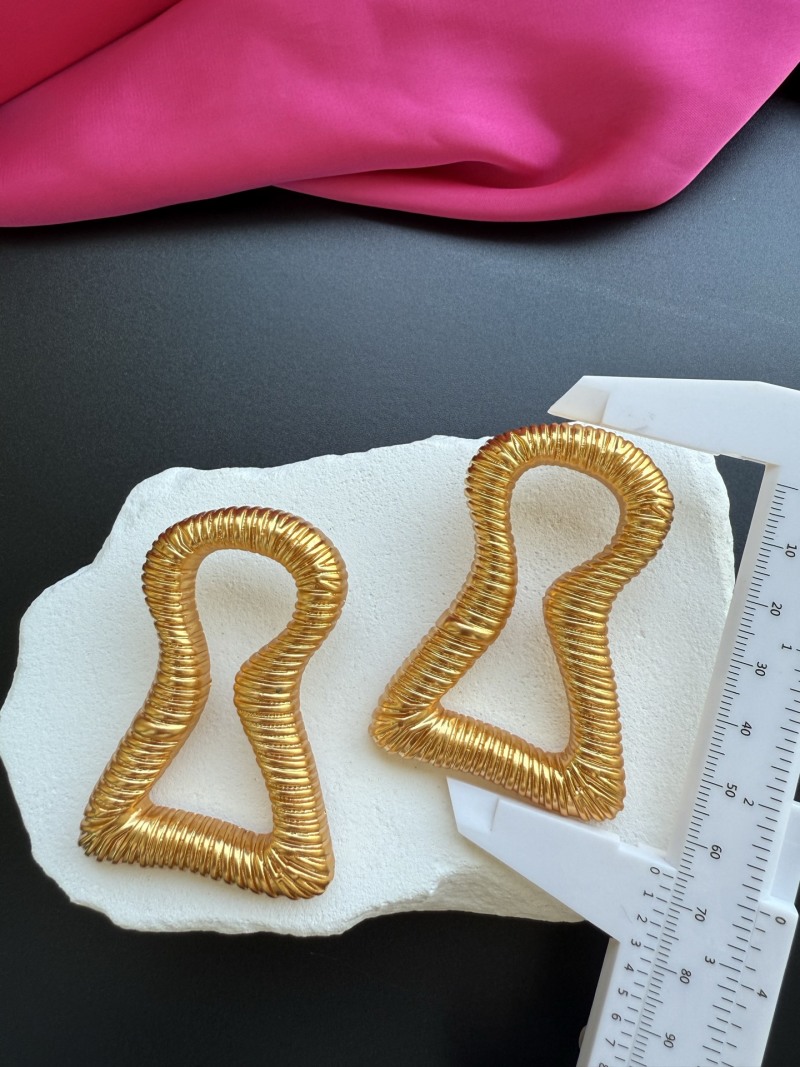 Золотистые серьги с рельефным узором Schiaparelli