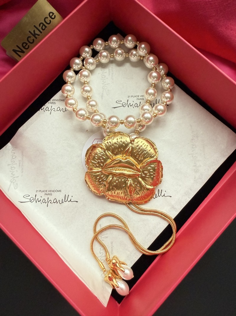 Колье с золотым цветком и жемчугом Schiaparelli