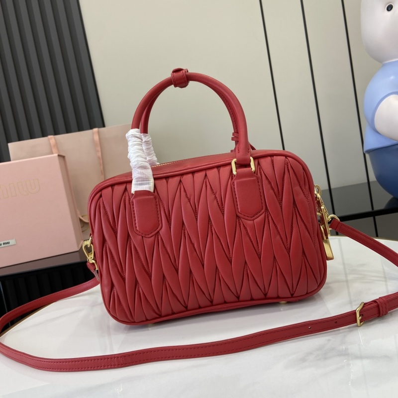 Сумка Miu Miu красного цвета с ручкой