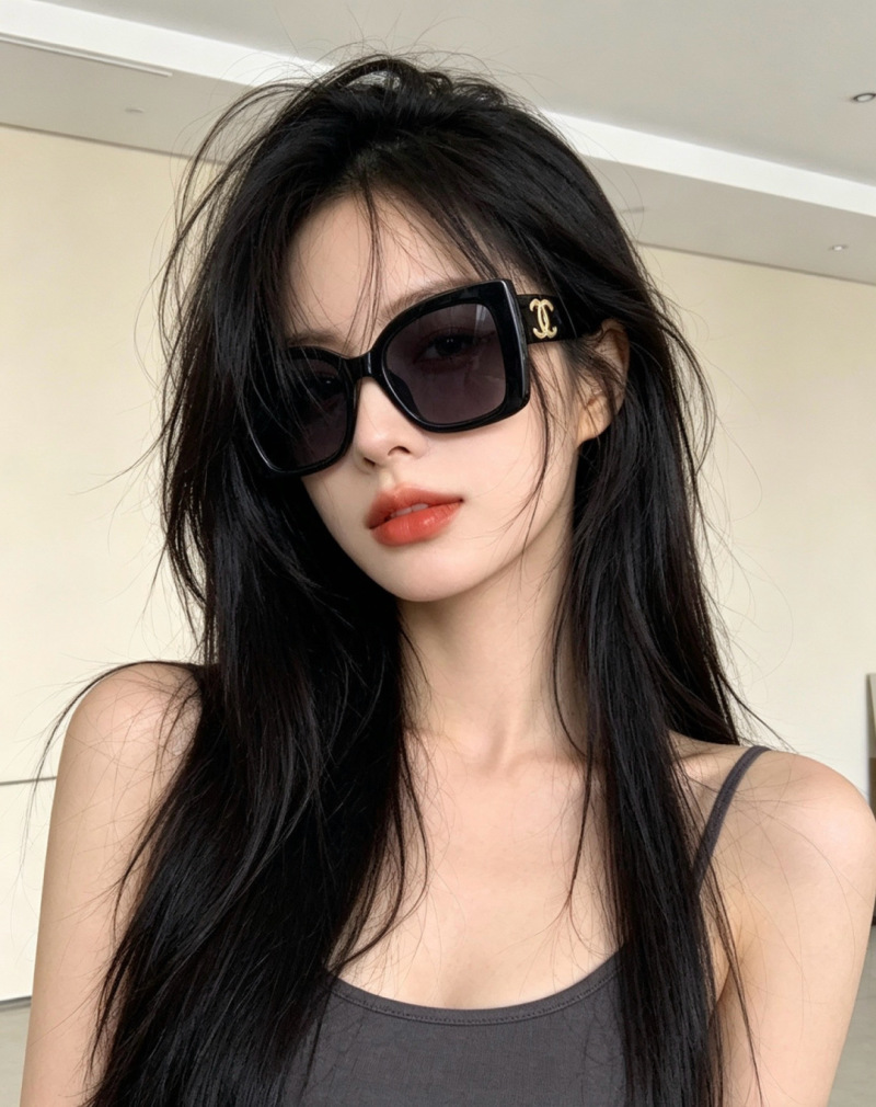 Черные солнцезащитные очки в квадратной оправе Chanel