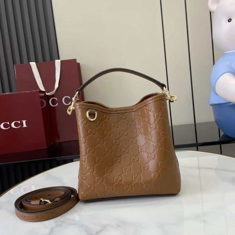 Сумка Gucci с тиснением GG
