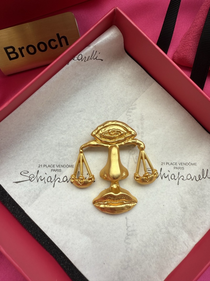 Брошь Schiaparelli в виде весов