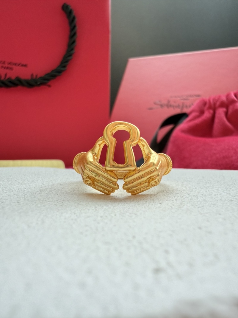 Золотистое кольцо с изображением ключа в руках Schiaparelli