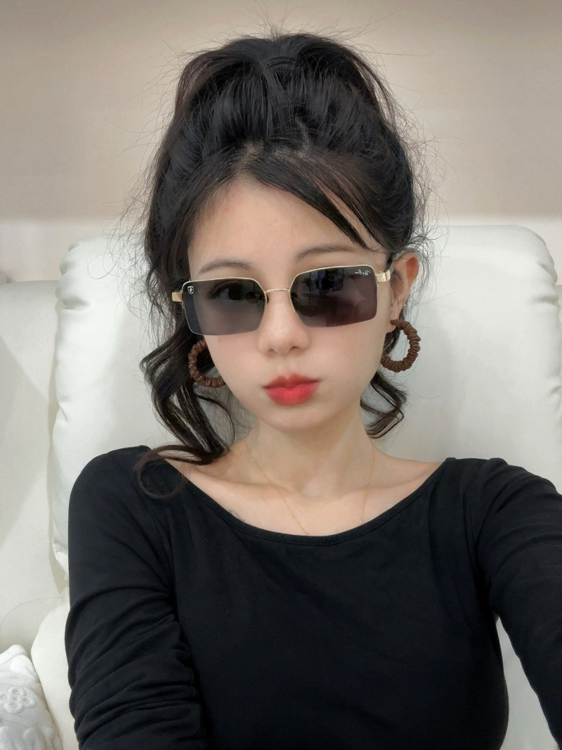 Солнцезащитные очки Ray-Ban классические с золотой оправой