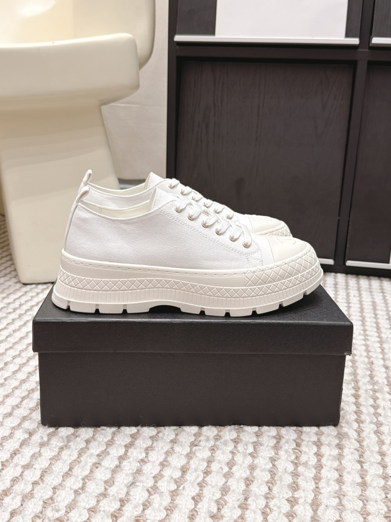 Кроссовки Chanel с логотипом