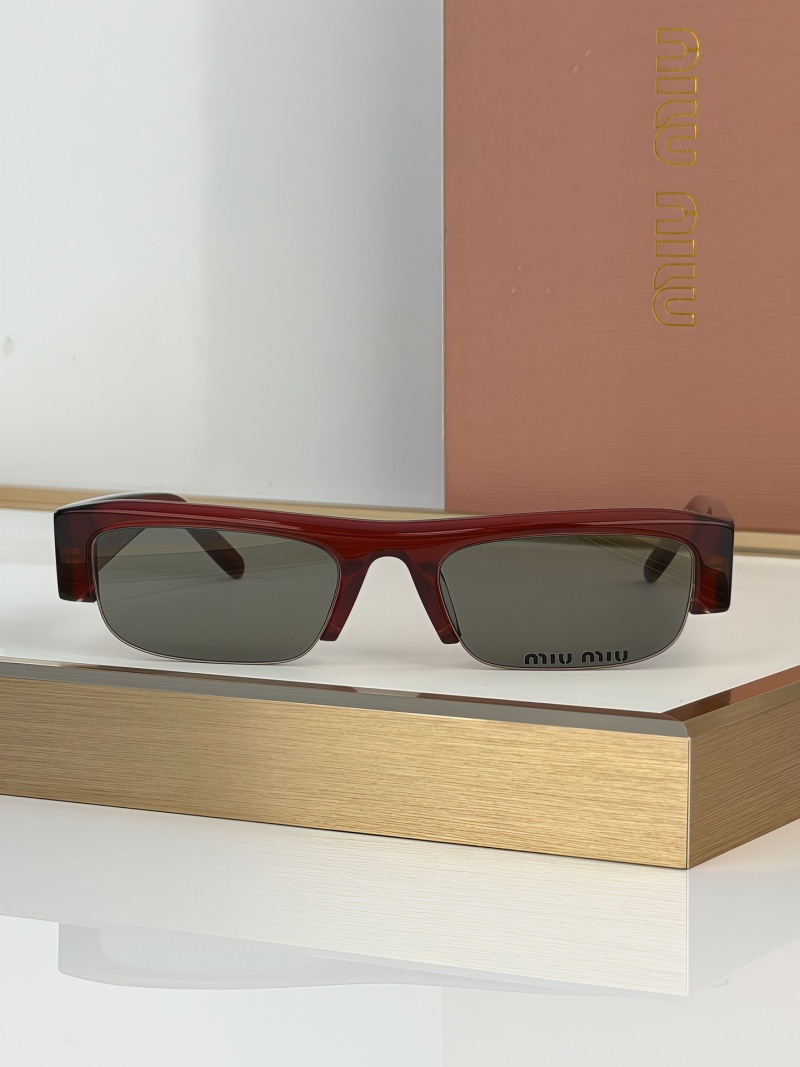 Солнцезащитные очки Miu Miu MU B07