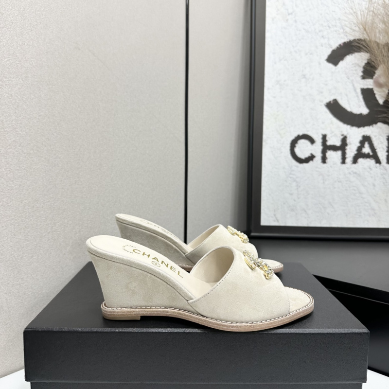 Женские мюли на каблуке-клине со стразами Chanel