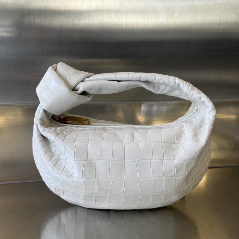 Кожаная сумка-клатч с текстурой крокодила Bottega Veneta