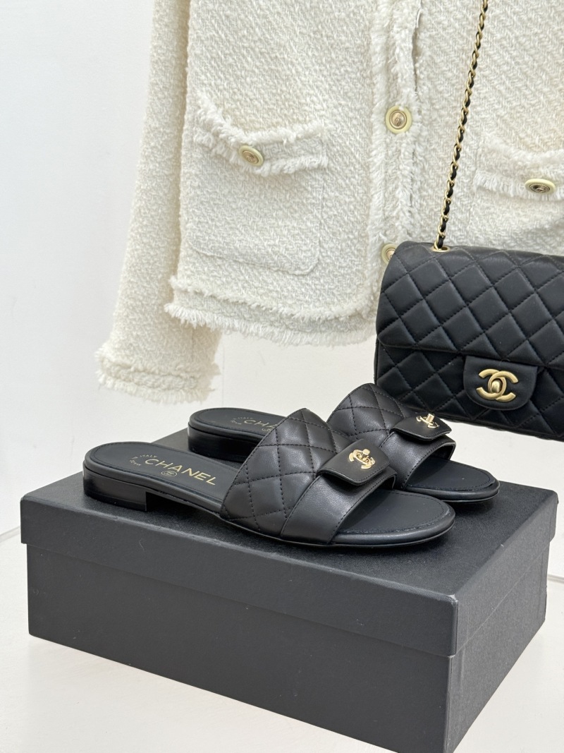 Чёрные кожаные тапочки с монограммой и квадратным клапаном Chanel