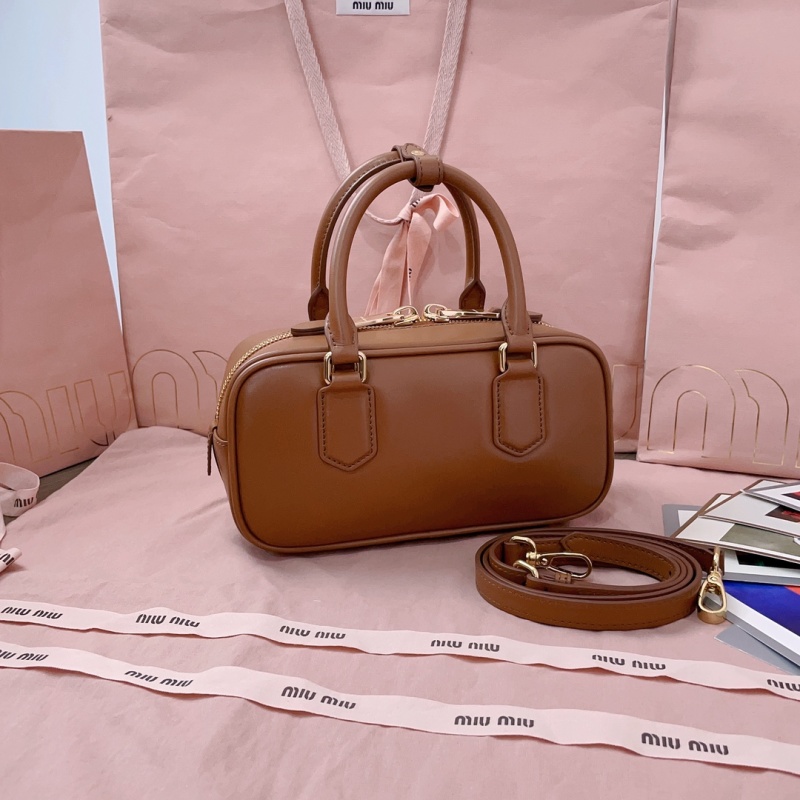 Новая дизайнерская сумка Miu Miu с плетеной текстурой и съемным ремнем
