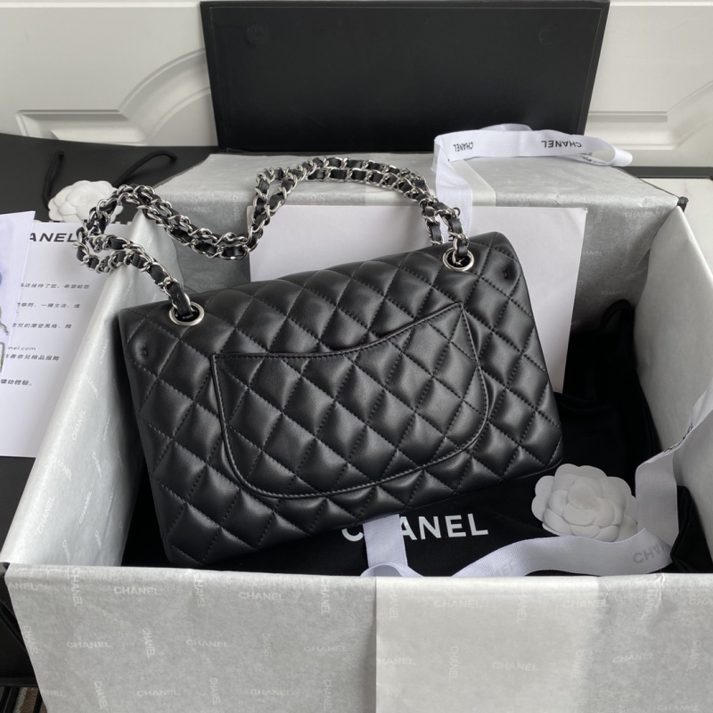 Классическая черная сумка Chanel с цепочкой