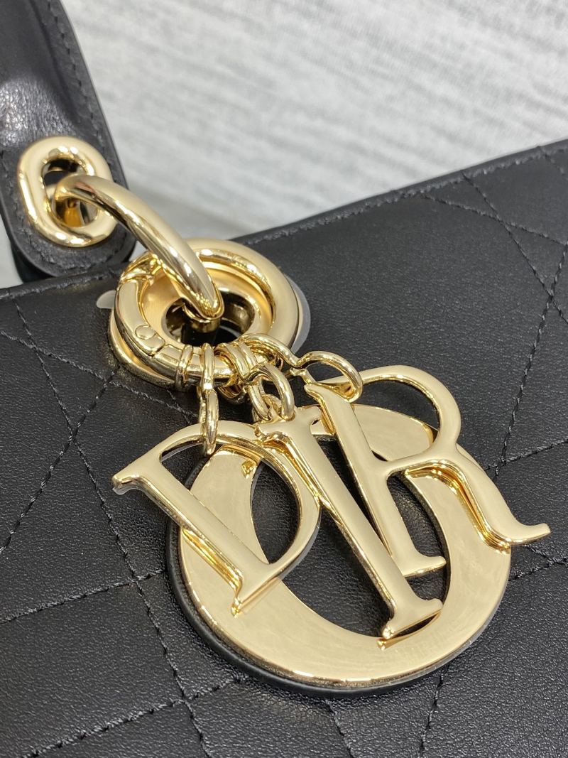 Черная сумка Lady Dior с золотой фурнитурой