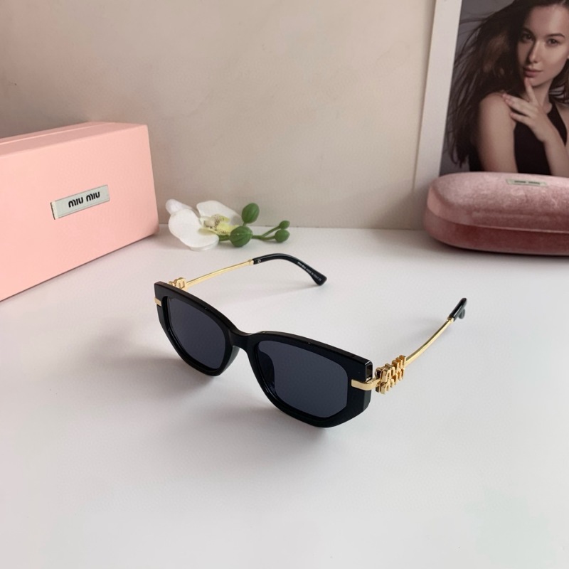 Солнцезащитные очки Miu Miu