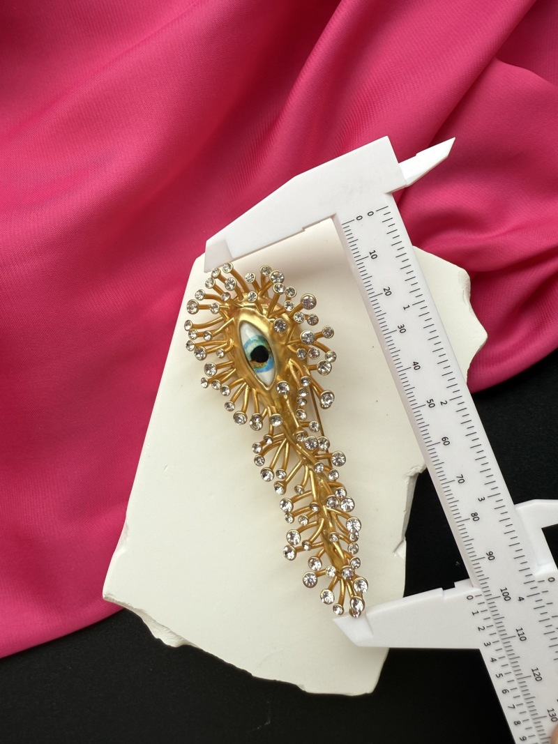 Брошь Schiaparelli в виде глаза