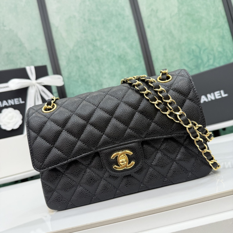 Классическая черная сумка Chanel со стеганой кожей