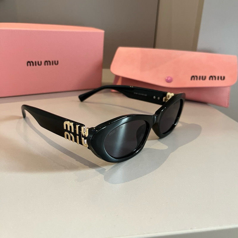 Солнечные очки Miu Miu черные в форме кошачьего глаза