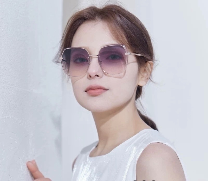 Солнцезащитные очки женские с металлической оправой Chanel