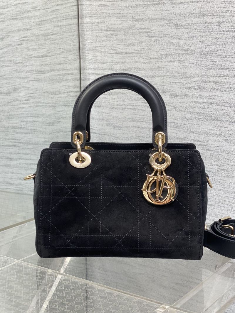Черная сумка Dior Lady Dior с золотой фурнитурой