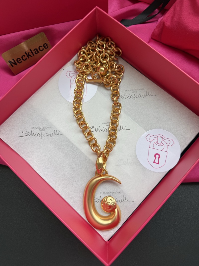Золотистое колье с подвеской в виде буквы C Schiaparelli