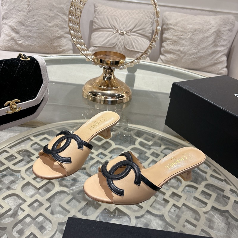 Женские сандалии с декоративным элементом "двойной логотип" Chanel